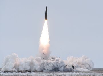 Пуск баллистической ракеты ОТРК Искандер-М