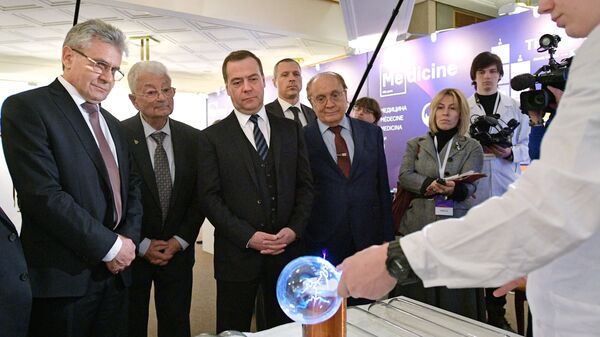 Дмитрий Медведев во время осмотра выставки научно-исследовательских проектов в области химии в здании РАН. 6 февраля 2019 Дмитрий Медведев во время осмотра выставки научно-исследовательских проектов в области химии в здании РАН. 6 февраля 2019