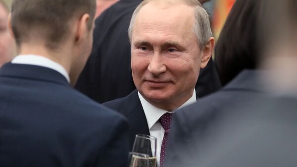 Президент РФ Владимир Путин после церемонии вручения премий президента в области науки и инноваций для молодых учёных за 2018 год Президент РФ Владимир Путин после церемонии вручения премий президента в области науки и инноваций для молодых учёных за 2018 год