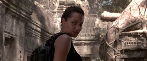 Кадр из фильма Лара Крофт: Расхитительница гробниц (2001) Кадр из фильма Лара Крофт: Расхитительница гробниц (2001)