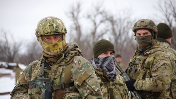 Украинские военнослужащие во время обмена военнопленными между ЛНР и Украиной в Луганской области