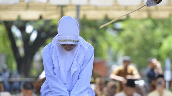 21-летняя мусульманка подвергается наказанию по закону шариата 21-летняя мусульманка подвергается наказанию по закону шариата