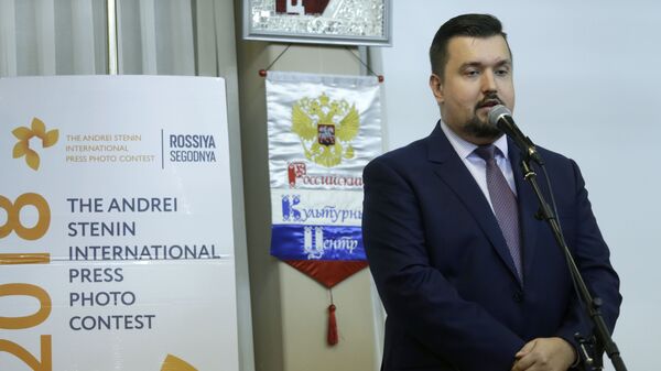 Руководитель представительства Россотрудничества в Израиле Денис Пархомчук выступает на открытии выставки работ победителей Международного конкурса фотожурналистики имени Андрея Стенина в Тель-Авиве Руководитель представительства Россотрудничества в Израиле Денис Пархомчук выступает на открытии выставки работ победителей Международного конкурса фотожурналистики имени Андрея Стенина в Тель-Авиве