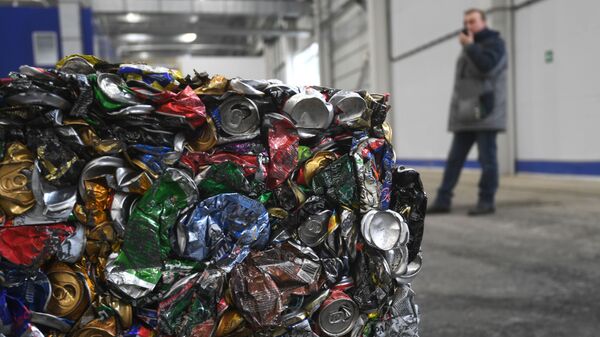 Спрессованные в куб жестяные банки на предприятии по глубокой переработке твердых коммунальных отходов
