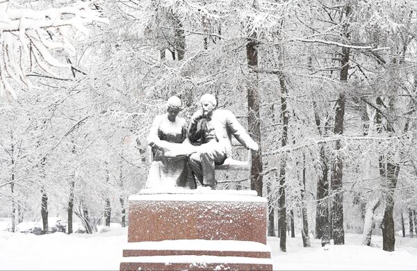 Заснеженный памятник В.И. Ленину и Н.К. Крупской на пересечении улицы Крупской и Ленинского проспекта в Москве Заснеженный памятник В.И. Ленину и Н.К. Крупской на пересечении улицы Крупской и Ленинского проспекта в Москве