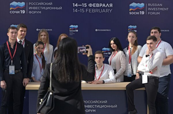 Волонтеры фотографируется у информационной стойки Российского инвестиционного форума в Сочи. 13 февраля 2019 Волонтеры фотографируется у информационной стойки Российского инвестиционного форума в Сочи. 13 февраля 2019