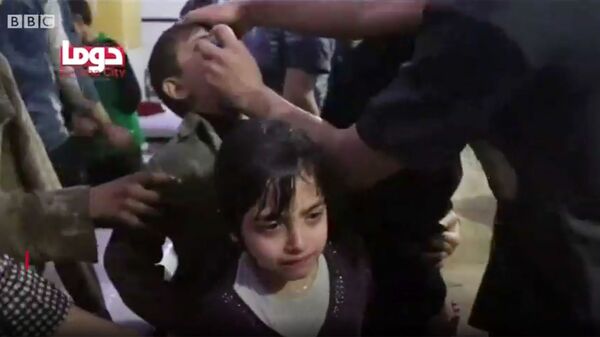 Стоп-кадр из видеорепортажа Белых касок о предполагаемой химической атаке в Думе, опубликованного BBC