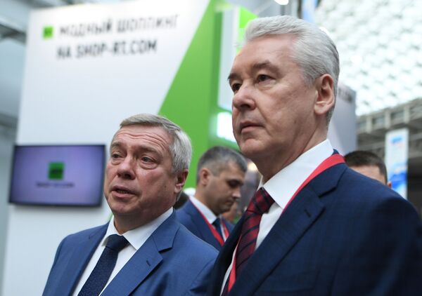 Губернатор Ростовской области Василий Голубев и мэр Москвы Сергей Собянин на Российском инвестиционном форуме в Сочи. 14 февраля 2019 Губернатор Ростовской области Василий Голубев и мэр Москвы Сергей Собянин на Российском инвестиционном форуме в Сочи. 14 февраля 2019