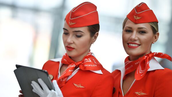 Девушки в форме стюардесс авиакомпании Аэрофлот на Российском инвестиционном форуме в Сочи Девушки в форме стюардесс авиакомпании Аэрофлот на Российском инвестиционном форуме в Сочи