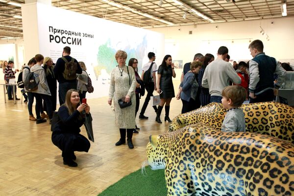 Посетители на общероссийском фестивале природы Первозданная Россия в Центральном доме художника в Москве Посетители на общероссийском фестивале природы Первозданная Россия в Центральном доме художника в Москве