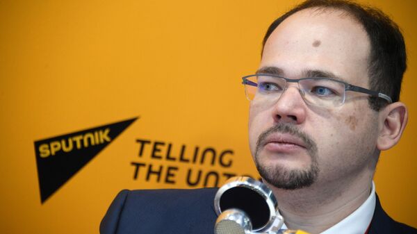 Генеральный директор АО УК Аэропорты Регионов Евгений Чудновский на стенде международного информационного агентства и радио Sputnik на Российском инвестиционном форуме в Сочи Генеральный директор АО УК Аэропорты Регионов Евгений Чудновский на стенде международного информационного агентства и радио Sputnik на Российском инвестиционном форуме в Сочи