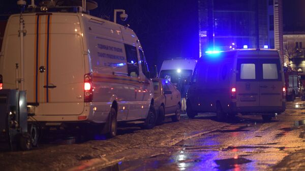 Автамобили МЧС РФ и скорой помощи у дома № 9 на улице Ломоносова в Санкт-Петербурге. 16 февраля 2019 Автамобили МЧС РФ и скорой помощи у дома № 9 на улице Ломоносова в Санкт-Петербурге. 16 февраля 2019