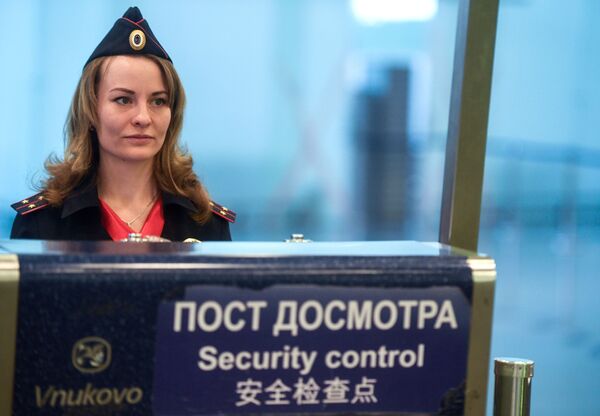 Сотрудница линейного отела транспортной полиции аэропорта Внуково Сотрудница линейного отела транспортной полиции аэропорта Внуково