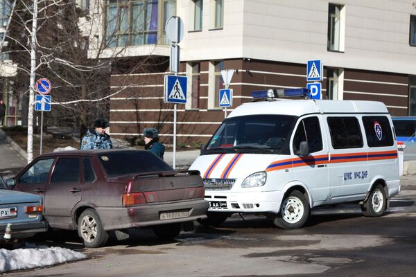 Сотрудники правоохранительных органов и МСЧ ДНР в центре Донецка, где прогремели три взрыва Сотрудники правоохранительных органов и МСЧ ДНР в центре Донецка, где прогремели три взрыва