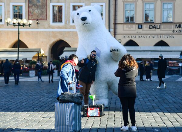 Туристы на Староместской площади в Праге Туристы на Староместской площади в Праге