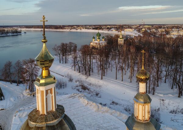 Купола церкви Казанской Богоматери и Спасо-Преображенский собор (в центре на втором плане) в Угличе Купола церкви Казанской Богоматери и Спасо-Преображенский собор (в центре на втором плане) в Угличе