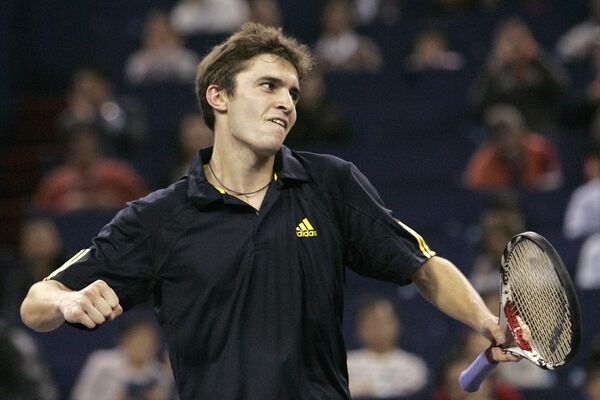 Жиль Симон во время матча с Радеком Штепанеком на итоговом турнире ATP Жиль Симон во время матча с Радеком Штепанеком на итоговом турнире ATP