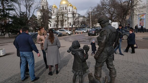 90 вокруг. запорожец фигурист. россия 90-х. мерседес для девушки. мерседес 124 90е.