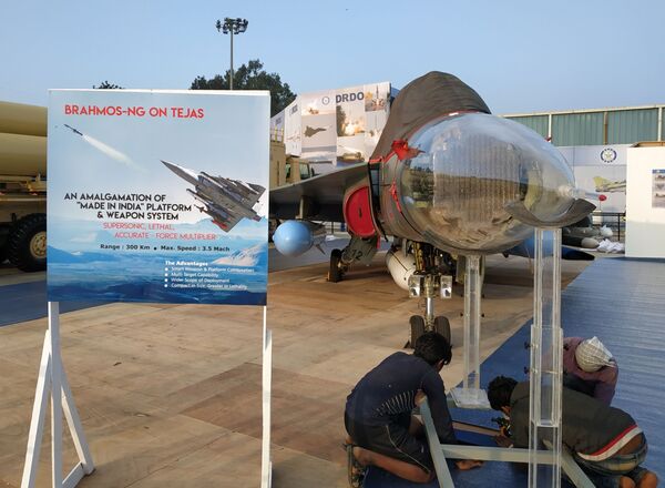 Самолет Су-30МКИ со сверхзвуковой противокорабельной ракетой PJ-10 BrahMos на выставке Aero India в Бангалоре Самолет Су-30МКИ со сверхзвуковой противокорабельной ракетой PJ-10 BrahMos на выставке Aero India в Бангалоре