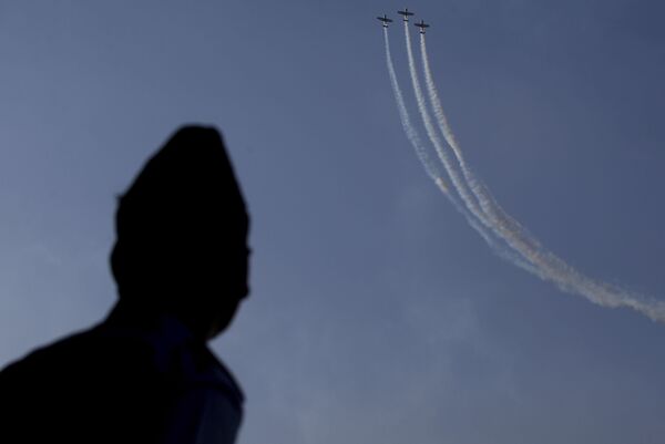 Показательные выступления британской пилотажной группы The Yakovlevs на выставке Aero India в Бангалоре Показательные выступления британской пилотажной группы The Yakovlevs на выставке Aero India в Бангалоре