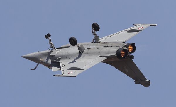 Французский истребитель Dassault Rafale во время показательных выступлений на выставке Aero India в Бангалоре Французский истребитель Dassault Rafale во время показательных выступлений на выставке Aero India в Бангалоре