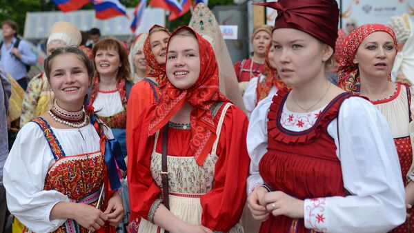 Девушки в национальных костюмах Девушки в национальных костюмах