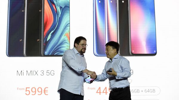 Президент Qualcomm Incorporated Криштиану Амон и вице-президент китайской электронной компании Xiaomi Corporation Ван Сяну во время запуска новых смартфонов Mi9 и Mi MIX 3 5G на Mobile World Congress. 24 февраля 2019 Президент Qualcomm Incorporated Криштиану Амон и вице-президент китайской электронной компании Xiaomi Corporation Ван Сяну во время запуска новых смартфонов Mi9 и Mi MIX 3 5G на Mobile World Congress. 24 февраля 2019