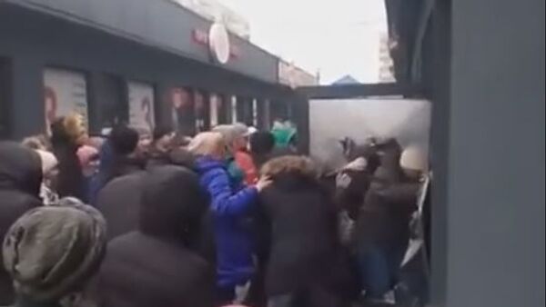 Жители Днепра устроили штурм секонд-хенда Жители Днепра устроили штурм секонд-хенда
