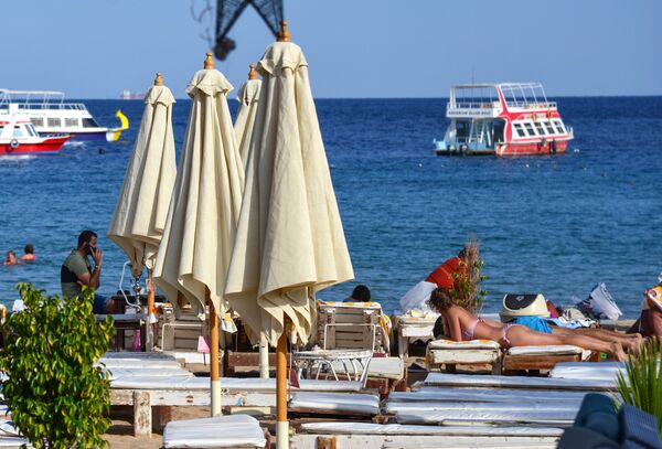 Отдыхающие на пляже в Шарм-эль-Шейхе Отдыхающие на пляже в Шарм-эль-Шейхе