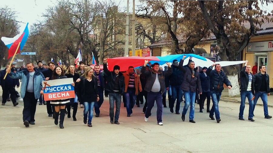 Пророссийские активисты на одной из улиц Крыма Пророссийские активисты на одной из улиц Крыма