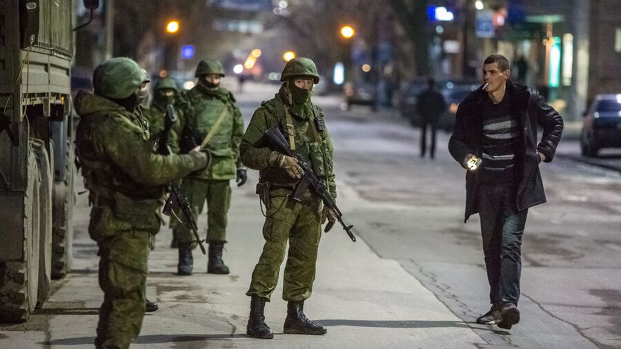 Военные на улице в Симферополе Военные на улице в Симферополе