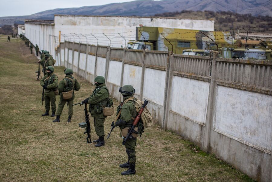 Военнослужащие у военной базы в селе Перевальное недалеко от Симферополя Военнослужащие у военной базы в селе Перевальное недалеко от Симферополя