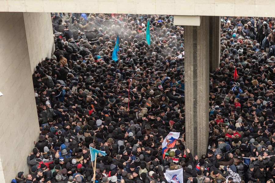 Столкновения участников массового митинга у здания Верховного совета Крыма в Симферополе. 26 февраля 2014 года Столкновения участников массового митинга у здания Верховного совета Крыма в Симферополе. 26 февраля 2014 года