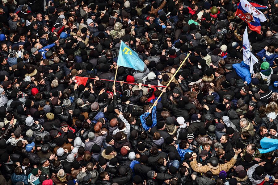 Участники массового митинга у здания Верховного совета Участники массового митинга у здания Верховного совета