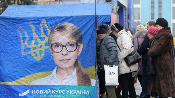 Избиратели на площади в Киеве на встрече с кандидатом в президенты Украины лидером партии Батькивщина Юлией Тимошенко Избиратели на площади в Киеве на встрече с кандидатом в президенты Украины лидером партии Батькивщина Юлией Тимошенко