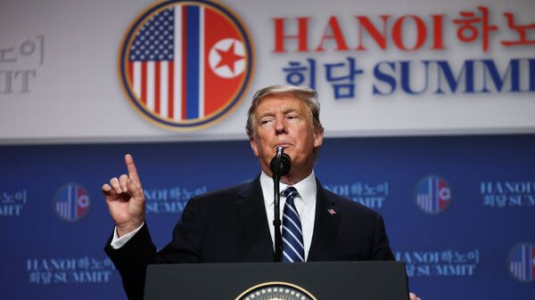 Президент США Дональд Трамп проводит пресс-конференцию после встречи с лидером Северной Кореи Ким Чен Ыном в Ханое. 28 февраля 2019