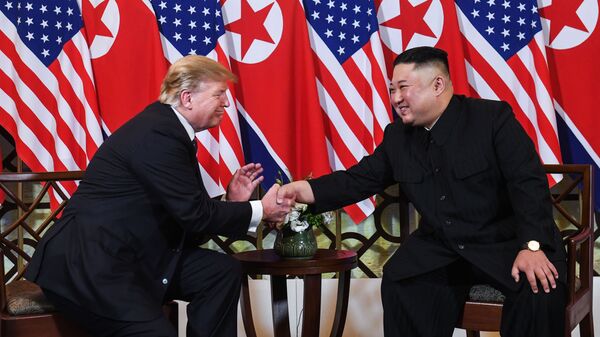 Президент США Дональд Трамп и лидер КНДР Ким Чен Ын Во время встречи в Ханое, Вьетнам. 28 февраля 2019 