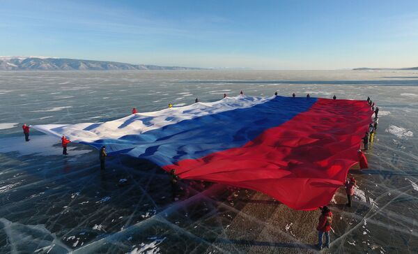 Самый большой флаг России развернули на льду Байкала Самый большой флаг России развернули на льду Байкала