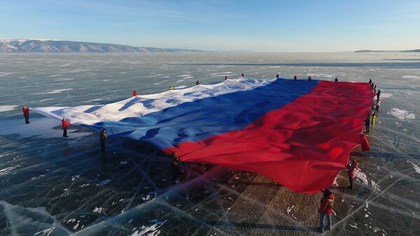 Самый большой флаг России развернули на льду Байкала Самый большой флаг России развернули на льду Байкала
