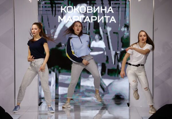 Модели демонстрируют одежду из коллекции На спорте? В шеренгу вставайте! модельера Маргариты Коковиной Модели демонстрируют одежду из коллекции На спорте? В шеренгу вставайте! модельера Маргариты Коковиной