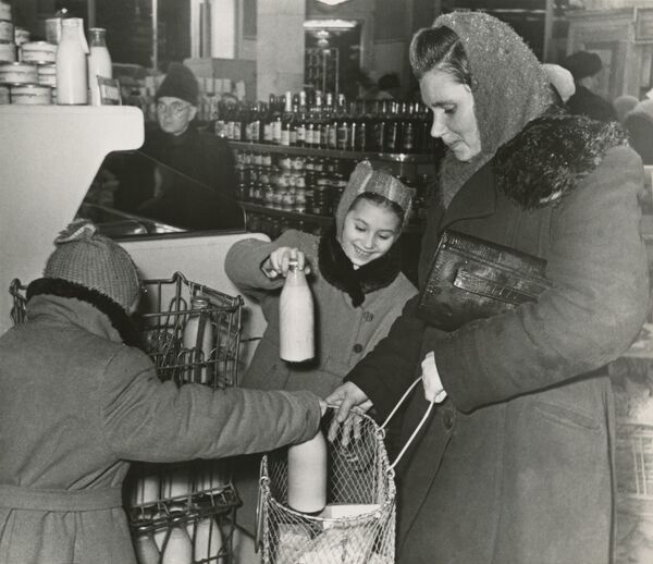 Михаил Грачев. В магазинах без продавцов. Мамины помощницы. Москва. 1950-е Михаил Грачев. В магазинах без продавцов. Мамины помощницы. Москва. 1950-е
