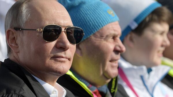 Президент РФ Владимир Путин во время посещения соревнований по лыжным гонкам на 10 км среди мужчин в Красноярске