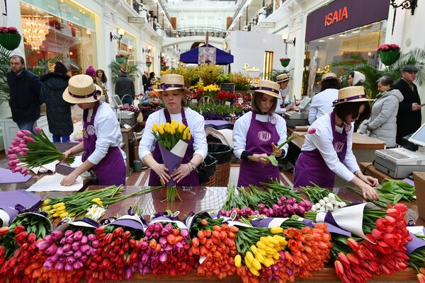 Продажа тюльпанов на Весеннем цветочном базаре в Петровском Пассаже в Москве Продажа тюльпанов на Весеннем цветочном базаре в Петровском Пассаже в Москве