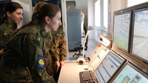 Курсантки-лётчицы в Краснодарском высшем военном авиационном училище имени Героя Советского Союза А.Серова на занятиях в лётном учебно-тренировочном комплексе Курсантки-лётчицы в Краснодарском высшем военном авиационном училище имени Героя Советского Союза А.Серова на занятиях в лётном учебно-тренировочном комплексе
