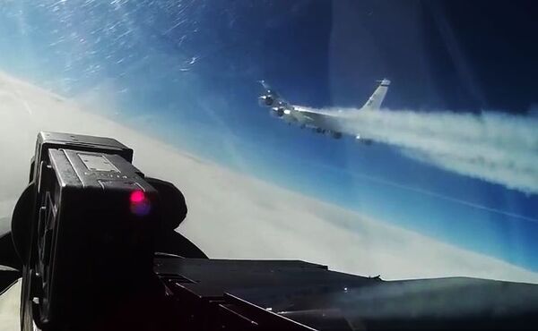 Перехват истребителем Су-27 самолета-разведчика США RC-135 над Балтикой Перехват истребителем Су-27 самолета-разведчика США RC-135 над Балтикой