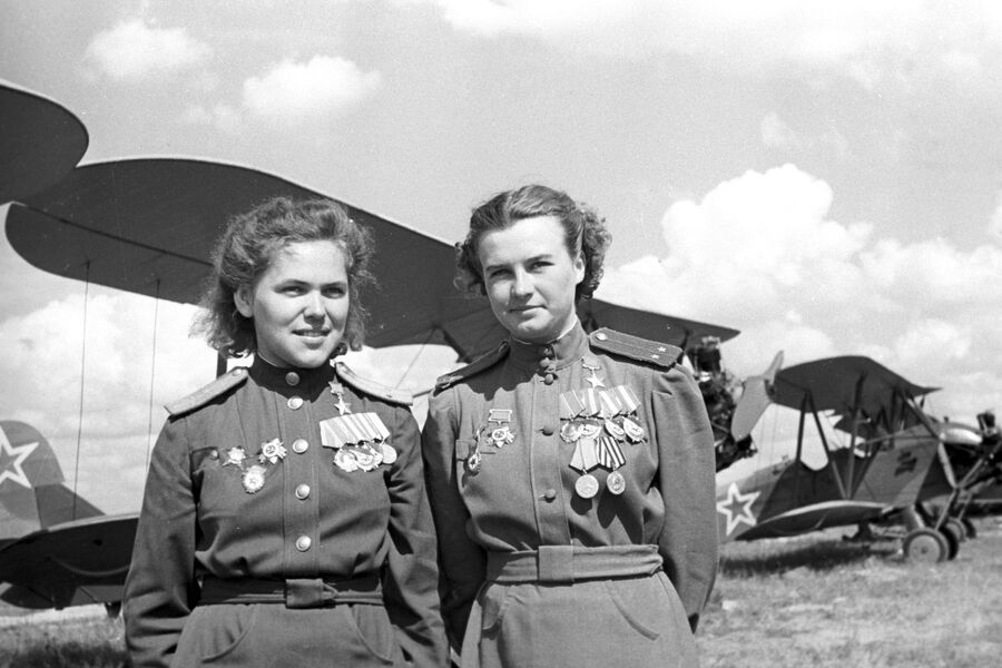 Летчицы из женского бомбардировочного полка имени Марины Расковой, Герои Советского Союза Руфина Сергеевна Гашева и Наталья Федоровна Меклин (справа) Летчицы из женского бомбардировочного полка имени Марины Расковой, Герои Советского Союза Руфина Сергеевна Гашева и Наталья Федоровна Меклин (справа)