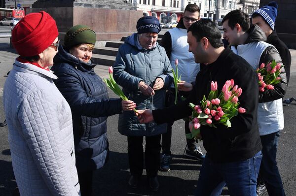 Волонтеры Молодой гвардии поздравляют женщин с праздником 8 марта в рамках общероссийской акции Вам, любимые! на центральной площади Владивостока Волонтеры Молодой гвардии поздравляют женщин с праздником 8 марта в рамках общероссийской акции Вам, любимые! на центральной площади Владивостока