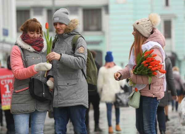 Волонтеры движения Мосволонтер в рамках добровольческой акции Вам, любимые! дарят цветы и поздравляют женщин с Международным женским днем на площади Белорусского вокзала в Москве Волонтеры движения Мосволонтер в рамках добровольческой акции Вам, любимые! дарят цветы и поздравляют женщин с Международным женским днем на площади Белорусского вокзала в Москве