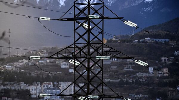 Высоковольтная линия электропередачи возле Ялты в Крыму.