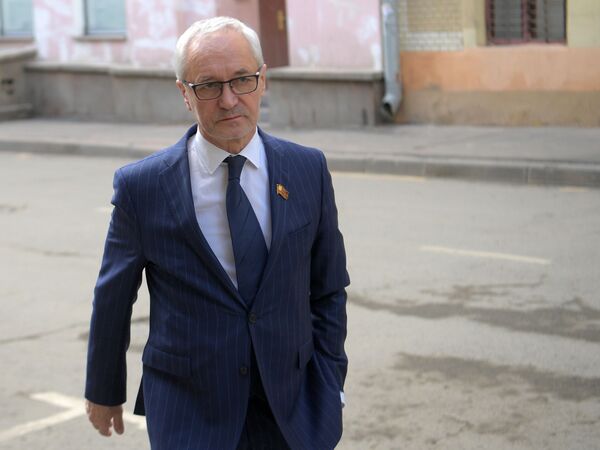 Председатель комиссии Мосгордумы по культуре, актер Евгений Герасимов перед церемонией прощания с народным артистом СССР Владимиром Этушем у театра им. Евгения Вахтангова Председатель комиссии Мосгордумы по культуре, актер Евгений Герасимов перед церемонией прощания с народным артистом СССР Владимиром Этушем у театра им. Евгения Вахтангова